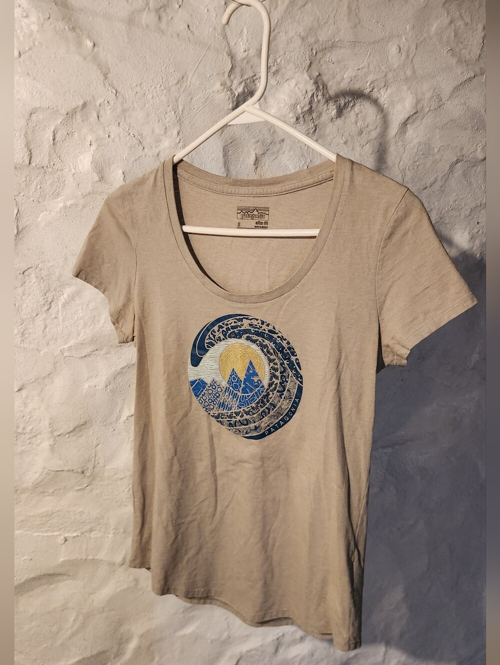 Patagonia Organic Cotton Slim Fit Scoop Neck Graphic Tee Earthy Mountain Ocean S
